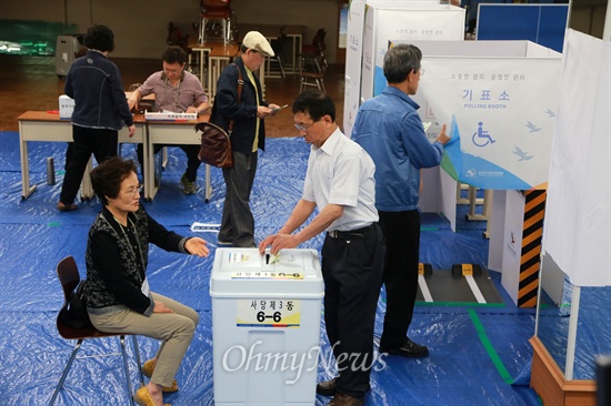 지난 2014년 6월 4일 오전 서울 동작구 사당3동 투표소에서 유권자들이 투표를 하고 있다.