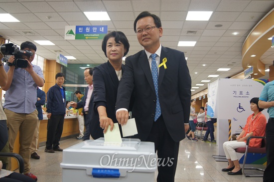 김부겸 새정치민주연합 대구시장 후보가 4일 오전 9시 대구시 수성구 만촌동 차량등록사업소에 마련된 제5투표소에서 부인 이유미씨와 함께 투표를 하고 있다.