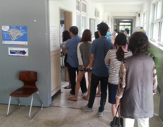 압구정고등학교에 설치된 압구정1투표소에 12시가 넘으면서 유권자들이 속속 투표를 하기 위해 몰려들고 있다. 
