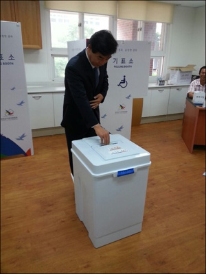 오중기 새정치민주연합 경북도지사 후보가 투표를 하고 있다.
