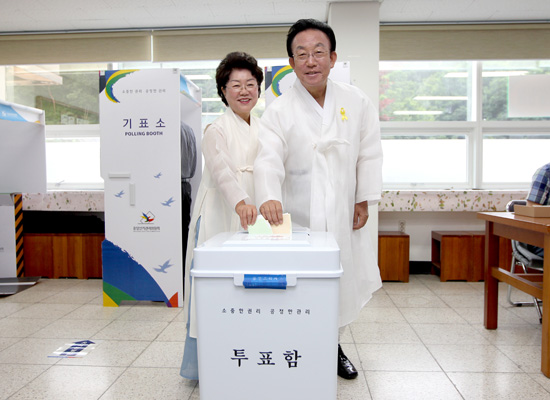 김관용 새누리당 경북도지사 후보가 4일 오전 구미시 고아읍 자신의 선거구에서 부인과 함께 투표를 하고 있다.
