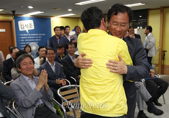 김석준 부산시교육감 후보가 4일 오후 부산 동구 자신의 선거사무실에서 TV 모니터를 통해 당선 확정이 보도되자, 지지자와 포옹하며 기뻐하고 있다.