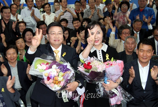 새정치민주연합 권선택 대전시장 후보가 당선이 확정되자 지지자들과 함께 기뻐하고 있다.