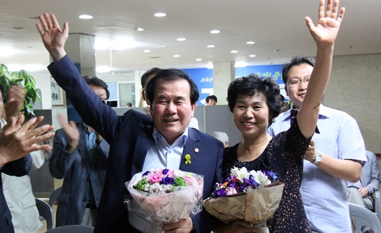 충남교육감에 당선된 김지철 후보(왼쪽) 