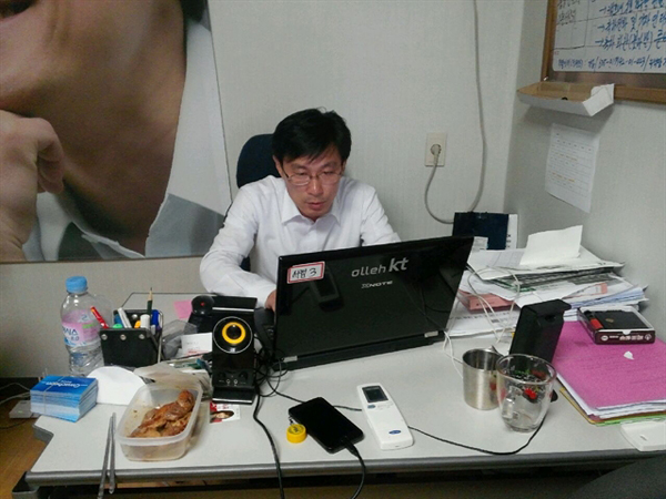 4일 오후 서형원 녹색당 과천시장 후보가 자신의 선거 캠프에서 노트북으로 개표상황을 살펴보고 있다.