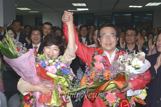 서병수 새누리당 부산시장 후보가 4일 오후 부산 사하구 선거사무실에서 득표차를 벌리며 앞서 나가자 꽃다발을 들고 기뻐하고 있다.