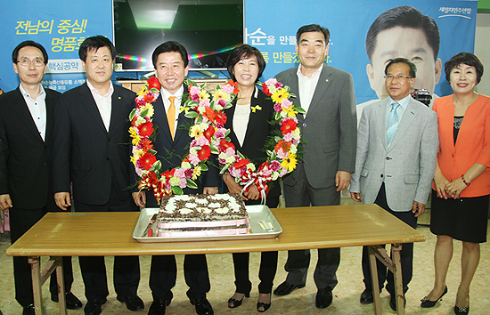 관심을 모았던 전남 화순군수 선거에서 구충곤 새정치연합 후보가 당선됐다. '부부군수' '형제군수'라는 오명을 안꼈던 무소속 임호경 후보와 전형준  후보를 누르고 당선된 구 후보는 "통합과 화합의 시대를 열어가겠다"라고 다짐했다. 당선이 확정되자 구 후보가 자신의 부인과 함께 기뻐하고 있다.