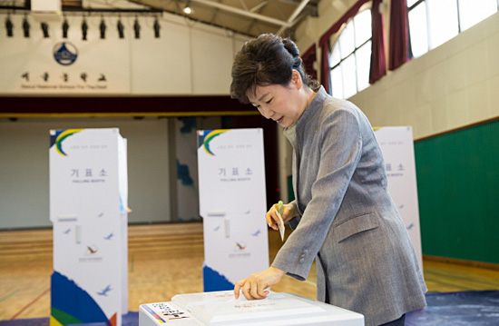 박근혜 대통령이 4일 오전 서울 종로구 청운효자동 제1투표소에서 투표를 하고 있다.