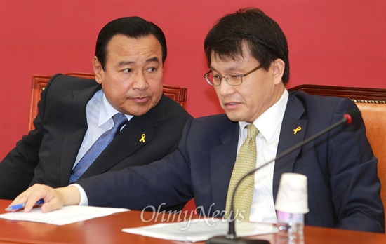 새누리당 이완구 비대위원장과 윤상현 사무총장이 5일 오전 국회에서 열린 회의에서 이야기를 나누고 있다.