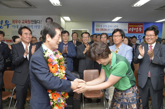  이영우 경북교육감 당선자가 4일 오후 당선이 확정된 후 지지자로부터 꽃다발을 받고 악수를 나누고 있다.