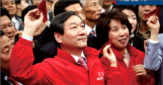 유정복 당선자가 인천시장 선거 캠프 개소식에서 지지자들과 희망의 종이비행기를 날리고 있다. <시사인천 자료사진> 
