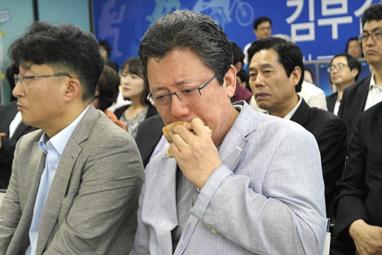 김부겸 후보 캠프 해단식에 참석한 한 지지자가 눈물을 흘리고 있다. 