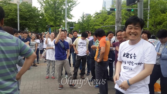 5일 길환영 사장 해임제청안 가결 소식을 들은 전국언론노조 KBS본부 조합원들이 환호하고 있다.