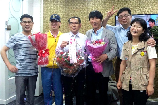 한국지엠 창원공장 소속 노동자인 이영철(왼쪽 세번째) 김해시의원 당선인은 무소속으로 김해 장유에서 출마해 당선했다. 
