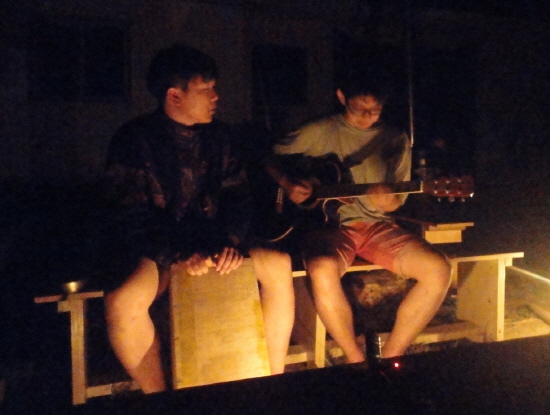 음악을 하는 청년 창원(왼쪽)과 오주