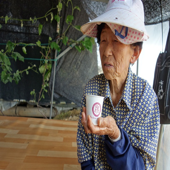   17살에 시집와서 70년동안 91살의 남편과 함께 농사를 지으며 건강한 노년의 삶을 살아가는 김영재 할머니께서 커피한잔으로 농사일의 피로를 달랩니다.