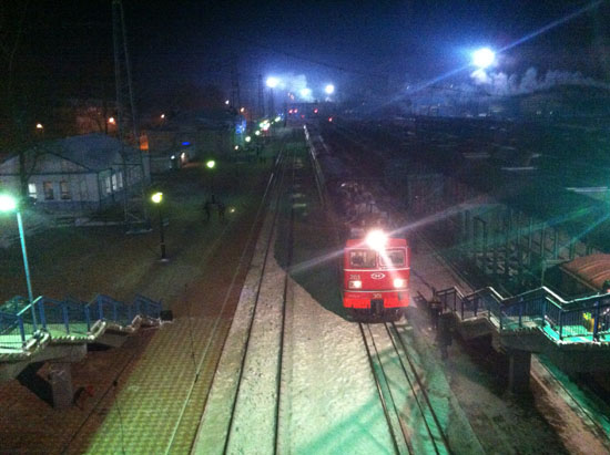 슬류댠카 기차역을 떠나가는 시베리아 횡단열차.