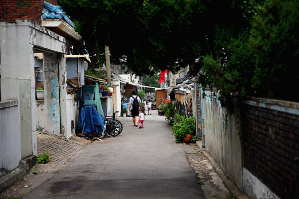 아직도 사람이 살고 있다는 증거들입니다. 사람 사는 곳은 북적거리거나 한적하거나 해야하는데, 사람이 살다 떠난 빈 집들이 더 많은 거여동재개발지구는 쇠락의 길을 걸어가고 있습니다.