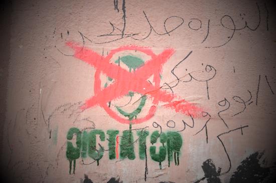 혁명 후 타흐리르 거리 곳곳에는 '독재자는 그만'이라는 스텐실이 여기저기 새겨져있다.