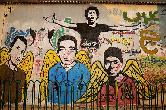 천사가 되어 타흐리르 벽에 남겨진 희생자들.