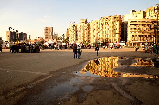 혁명 후 달라진 풍경의 타흐리르 광장. 한때 자동차들이 발 디딜 틈도 없이 빽빽하게 지나갔다는 게 믿기 힘들 정도로 황량하다.