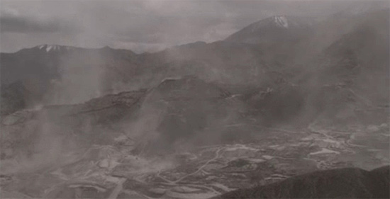 영화 <구름을 만드는 산>의 배경인 중국 석면광산 '다오보'의 전경, 석면 먼지가 구름처럼 산을 뒤덮고 있다. 영화 도입부의 한 장면.