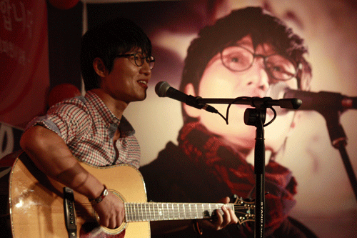 희파콘서트 1000회를 열고 있는 채환 행복을 전하기 위해 노래하고 있는 해피싱어 채환의 모습