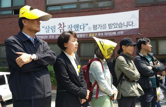 지난 5월 9일 세월호 희생자 유가족들의 청와대 항의 방문에 함께하고 있는 원미정 당선인. 