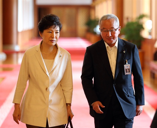 박근혜 대통령과 현오석 부총리가 10일 오전 청와대에서 열린 국무회의 회의장으로 입장하고 있다. 
