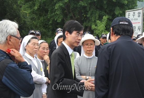 밀양시와 경찰이 송전탑 반대 움막농성장을 강제철거하기 위해 11일 오전 6시 행정대집행에 들어갈 예정인 가운데, 하루 전날인 10일 오후 새정치민주연합 조경태 국회의원이 밀양 부북면 장동마을 입구를 찾아와 수녀들의 통행 문제를 놓고 경찰측과 이야기를 나누고 있다.