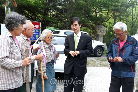 밀양시와 경찰이 송전탑 반대 움막농성장을 강제철거하기 위해 11일 오전 6시 행정대집행에 들어갈 예정인 가운데, 하루 전날인 10일 오후 새정치민주연합 조경태 국회의원이 밀양 부북면 평밭마을 앞에서 주민들을 만나 이야기를 나누고 있다.