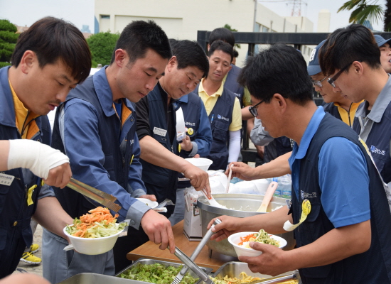 지역 노동조합 간부들이 자율배식을 하며 양껏 음식을 담으며 행복해 했다
