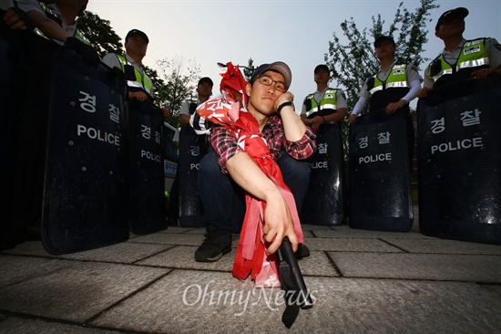 6.10 청와대 만인대회가 열릴 예정인 가운데 10일 오후 서울 종로구 국립 현대미술관앞에서 한 집회 참가자가 경찰에 둘러싸여 있다. 