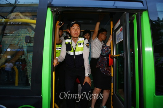 6.10 청와대 만인대회가 국립 현대미술관에서 열릴 예정인 가운데 10일 오후 서울 종로구 출판문화회관 앞에서 경찰병력이 집회 참가를 막기 위해 마을 버스를 탑승해 출입을 통제하고 있다. 