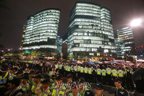 '박근혜 퇴진 6.10만인대회' 원천봉쇄 10일 오후 청와대앞길에서.'박근혜 퇴진 6.,10 만인대회'를 개최하려는 시민들이 삼청동 입구에 모이자 경찰들이 봉쇄하고 있다.