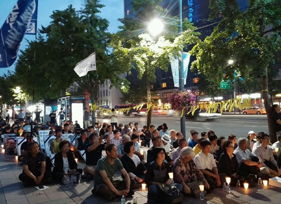 6월 민주항쟁 국민촛불대회에 참석한 시민들이 촛불을 들고있다.