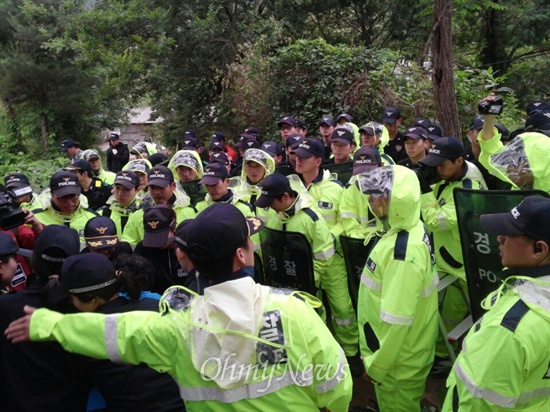  밀양시가 11일 밀양송전탑 반대 움막에 대해 행정대집행을 예고한 가운데, 이날 새벽 경찰병력이 움막 철를 위해 현장에 배치돼 있다. 