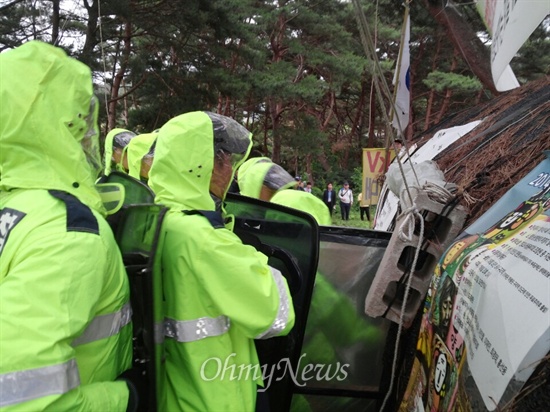 11일 오전 6시를 기해 밀양 송전탑 건설에 반대하는 밀양시 평밭마을 주민들의 움막을 철거하기 위해 경찰이 투입되고 있다.