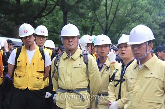 밀양시와 경찰이 11일 오전 밀양 부북면 평밭마을에 있는 129번 철탑 현장의 움막농성장을 강제철거하는 행정대집행을 단행했다. 공무원들 가운데 한국전력공사의 마크가 새겨진 모자를 쓴 사람도 있었다.