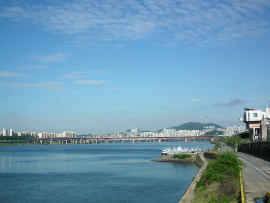 서울에서 이렇게 맑은 하늘을 보는 건 쉽지 않은 일이다. 비갠 아침에 찍은 사진입니다.