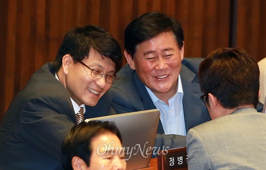 12일 오전 국회 본회의장에서 새누리당 윤상현 사무총장과 최경환 의원이 이야기를 나누고 있다.