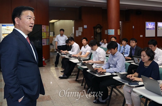 [오마이포토] 질문 받는 민경욱 청와대 대변인 