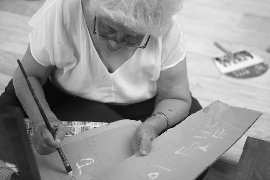 궁둥이 텃밭에 그릴 그림을 할머니가 시범을 보여주고 있다.