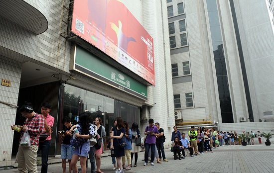  SIFF 영화표 예매가 시작된 첫날, 상하이 시민들이 SIFF의 공식 상영관 중의 하나인 중국 상하이 잉청(影城) 영화관 앞에서 줄서서 티켓을 구매하고 있다. 