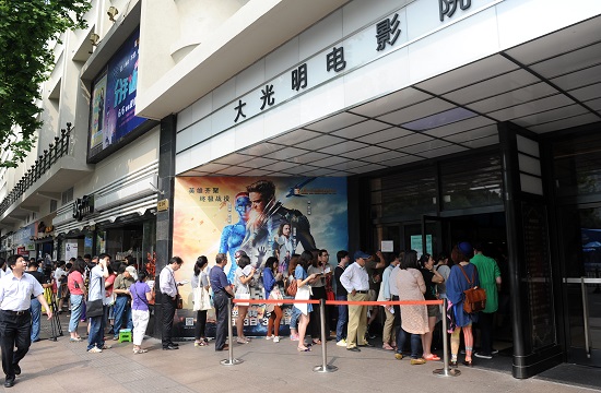  SIFF 티켓 예매가 시작된 첫날, SIFF의 공식 상영관 중의 하나인 상하이 다광밍(大光明) 시네마 앞에도 줄서서 티켓을 구매하려는 시민들로 가득찼다. 