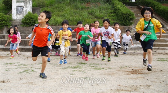 '나홀로 입학생들의 더불어 함께 입학식'에 참석한 어린이들이 마지막 날인 13일 오후 경기도 강화 오마이스쿨에서 함께 달리기를 하고 있다.