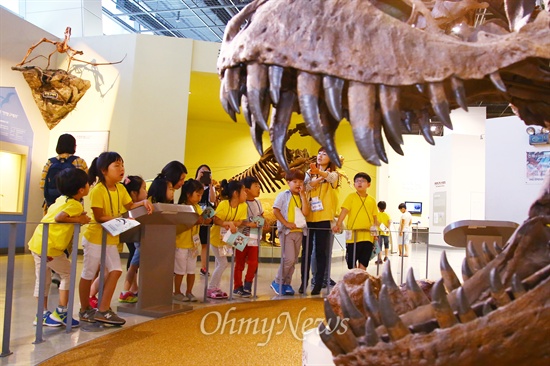 '나홀로 입학생들의 더불어 함께 입학식'에 참석한 어린이들이  12일 오후 경기도 과천 국립과천과학관에서 공룡화석 설명을 듣고 있다.