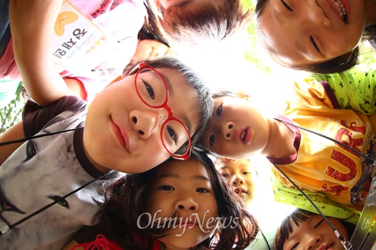 '나홀로 입학생들의 더불어 함께 입학식'에 참석한 어린이들이 마지막 날인 13일 오후 경기도 강화 오마이스쿨에서 함께 사진을 찍고 있다.