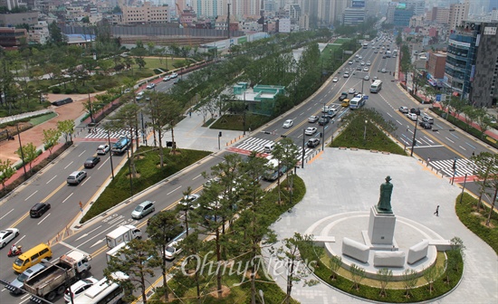  부산 중앙대로에 위치한 송상현광장. 1994년 토지보상에 착수한 송상현광장은 2012년 3월 착공해 지난 13일 개장했다. 광장 조성에는 1850억원이 투입됐다. 
