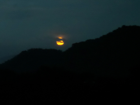 임진강 건너 비가 내리지 않는 동산에 걸려 있는 둥근 달. 